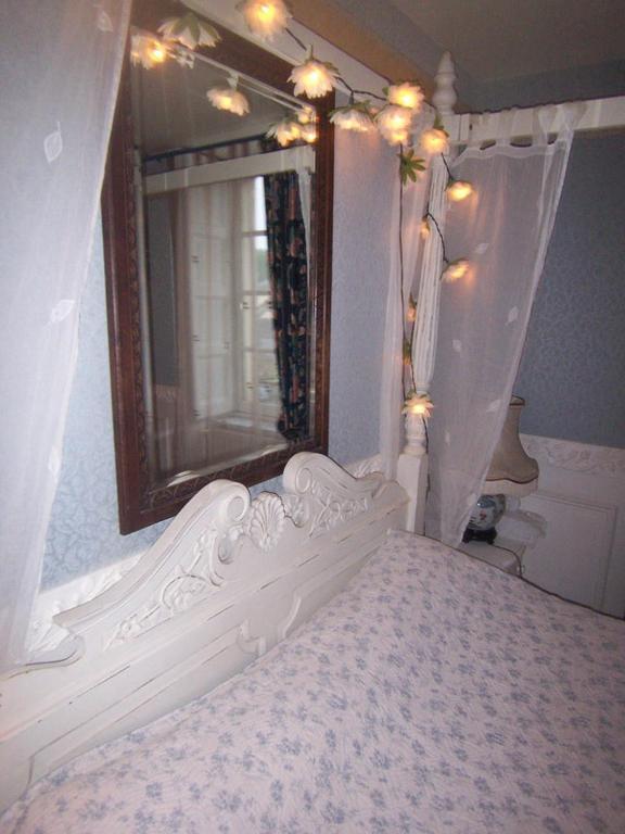Logis Deritel Bed & Breakfast Montsurs Room photo