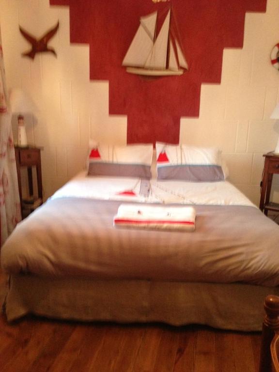 Logis Deritel Bed & Breakfast Montsurs Room photo